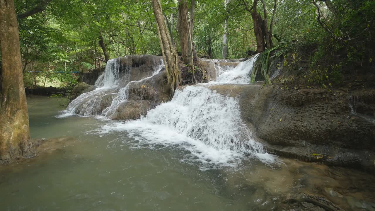 Huay Mae Kamin瀑布的7级视频素材