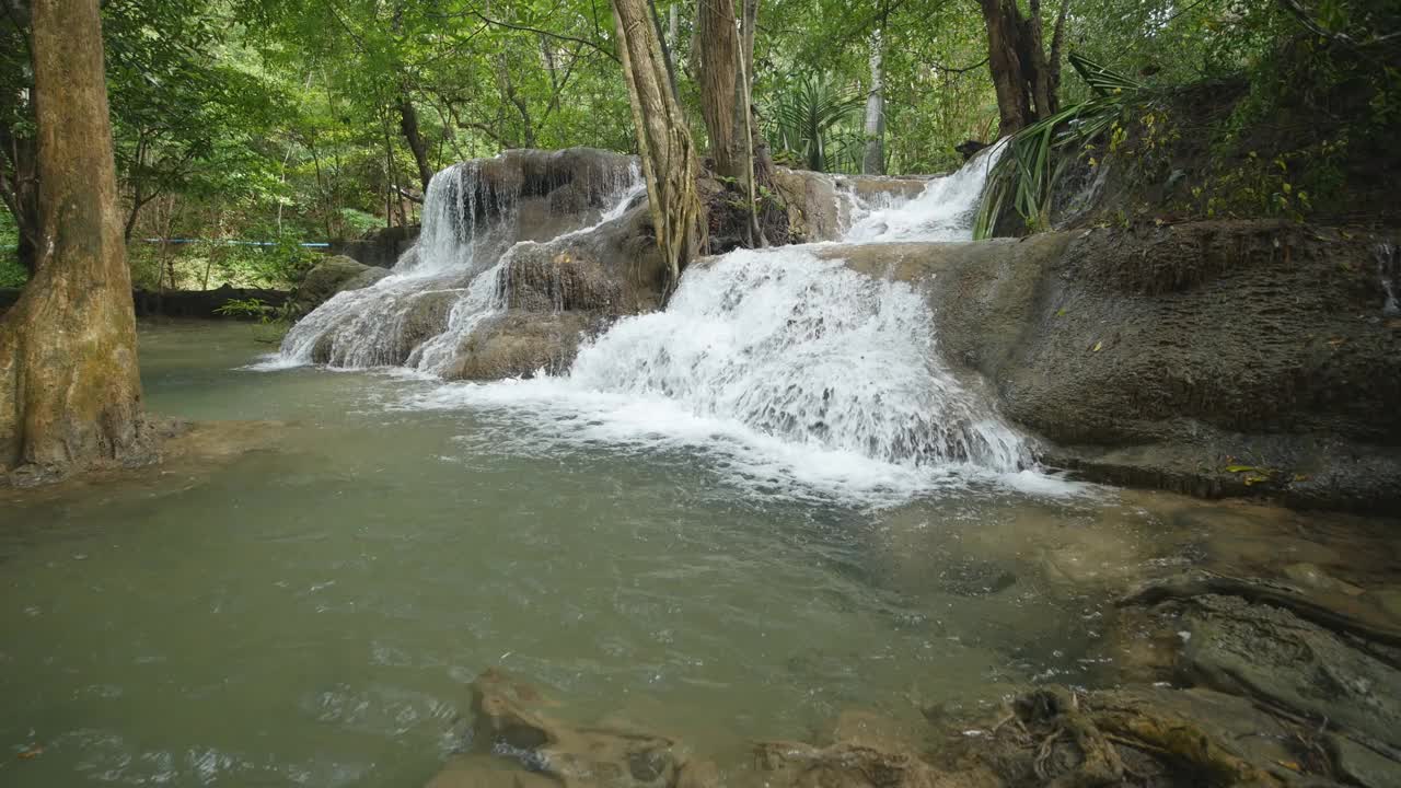 Huay Mae Kamin瀑布的7级视频素材