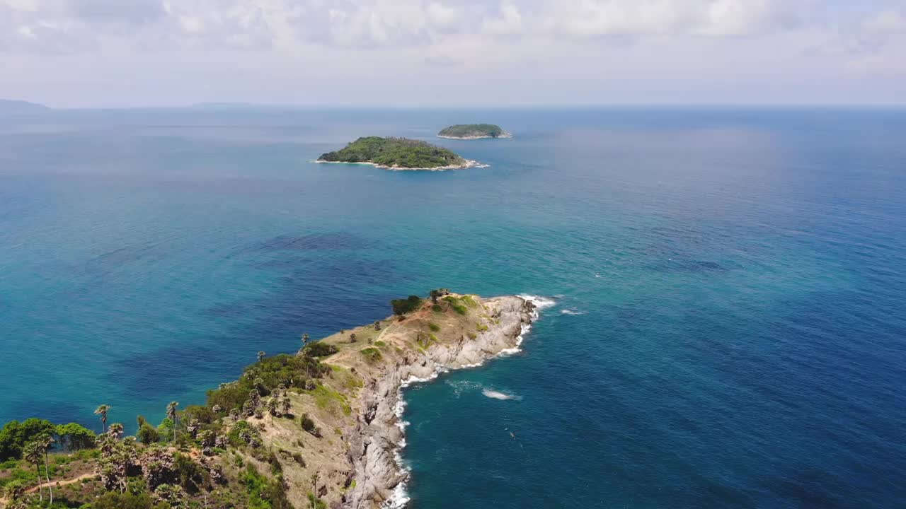 空中无人机拍摄的人们在泰国的海滩上划船视频素材