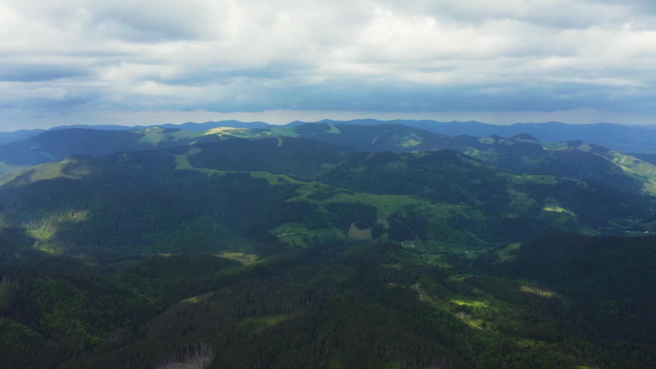 阿尔卑斯山田园诗般的山景全景鸟瞰图视频素材