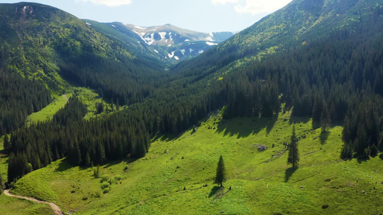 壮观的山景和徒步旅行在瑞士阿尔卑斯山的景观视频素材