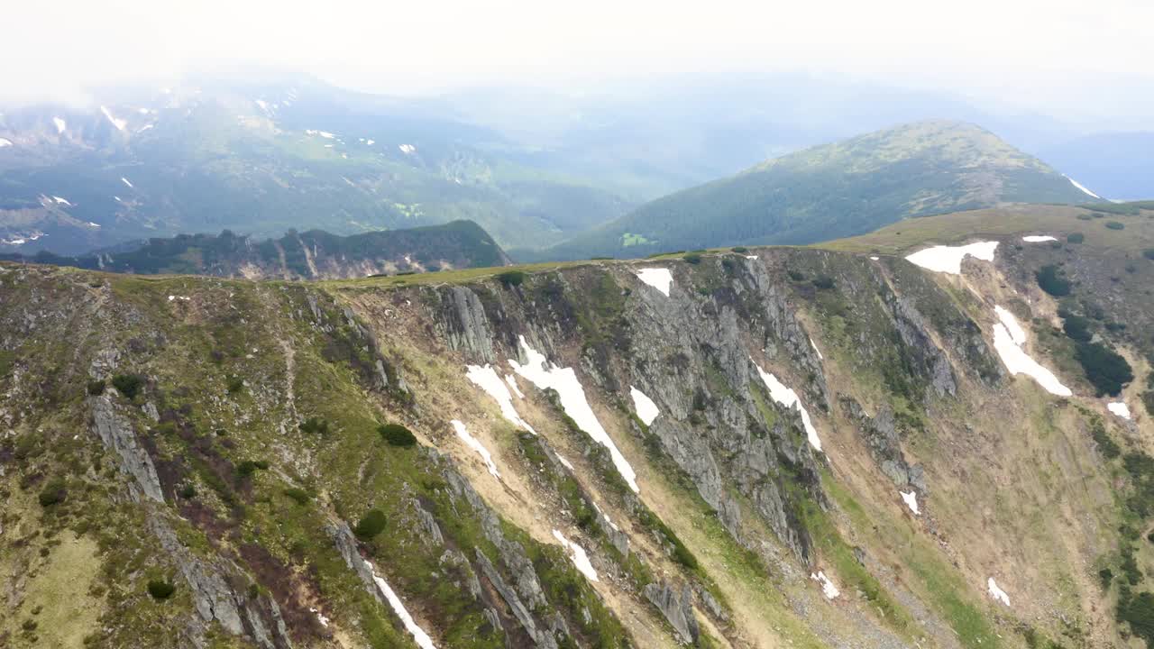 壮观的山景和徒步旅行在瑞士阿尔卑斯山的景观视频素材