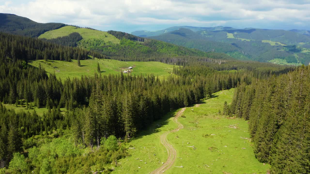 阿尔卑斯山田园诗般的山景全景鸟瞰图视频素材