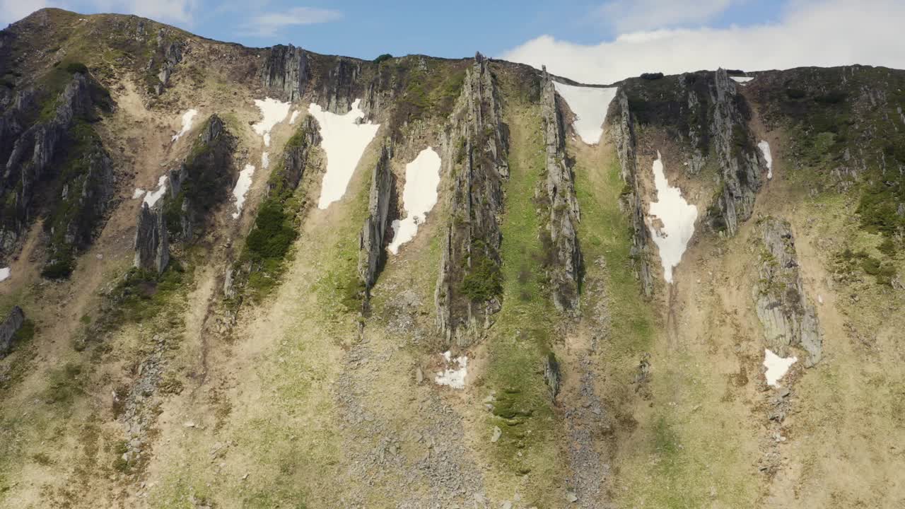 壮观的山景和徒步旅行在瑞士阿尔卑斯山的景观视频素材