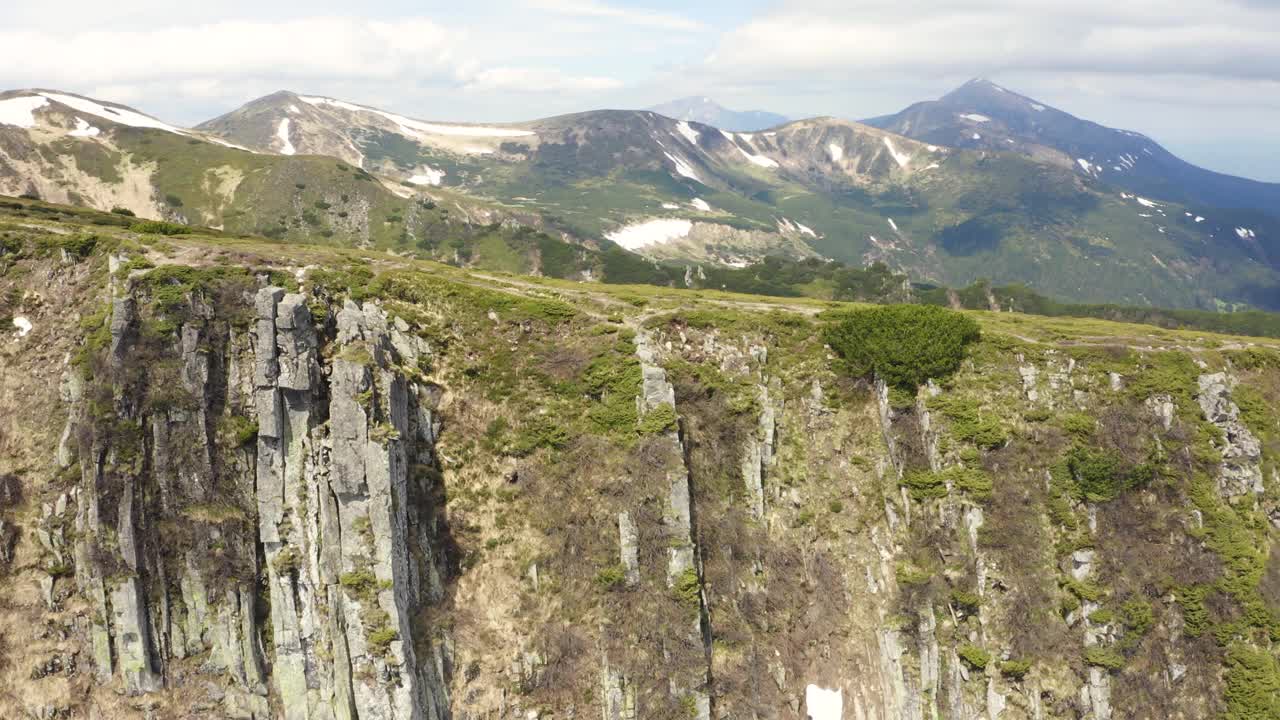 阿尔卑斯山田园诗般的山景全景鸟瞰图视频素材