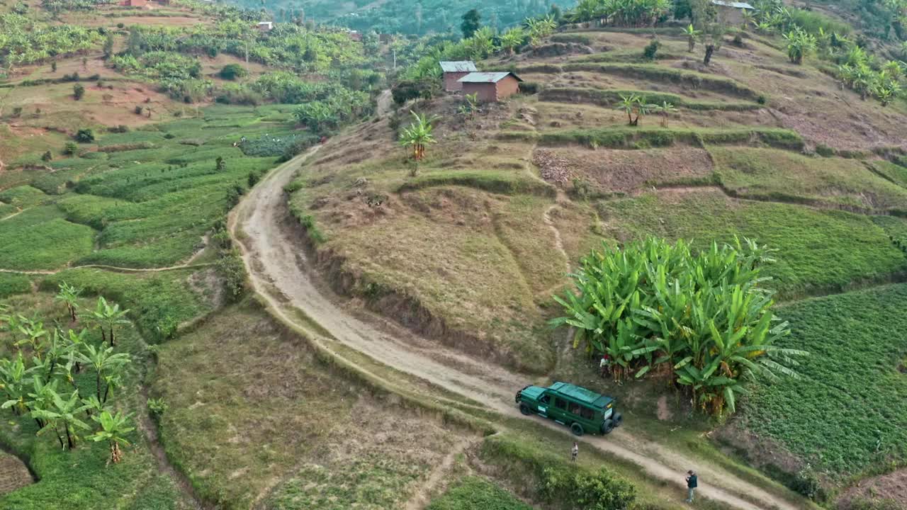 鸟瞰穿越森林的道路，穿越绿色森林的道路，森林中的鸟瞰顶视图车，从上面看森林的纹理，生态和健康的环境理念和背景。视频素材