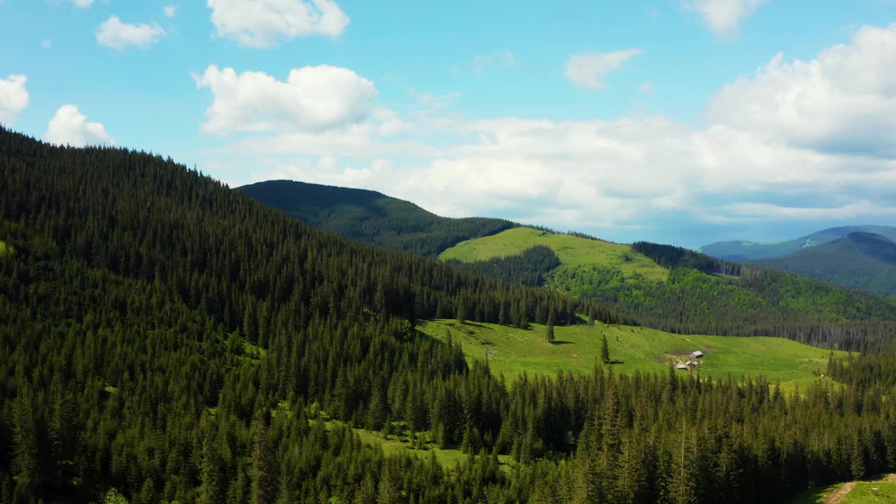 阿尔卑斯山田园诗般的山景全景鸟瞰图视频素材