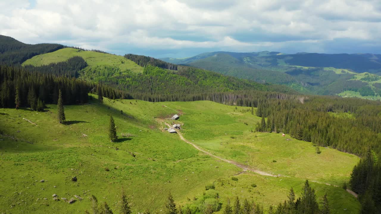 阿尔卑斯山田园诗般的山景全景鸟瞰图视频素材