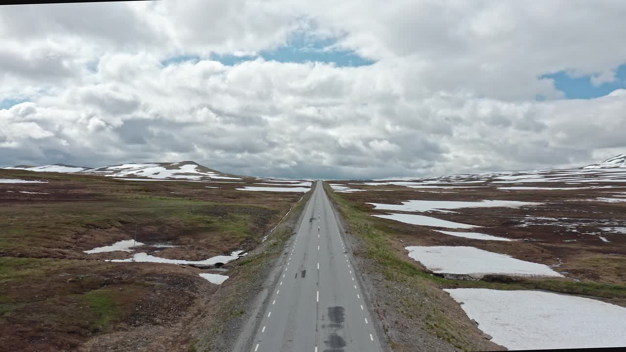 鸟瞰图的Stekenjokk道路Vildmarksvägen在拉普兰在瑞典北部裸露的山区视频素材