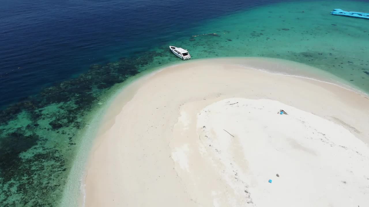 空中无人机拍摄的人们在泰国的海滩上划船视频素材