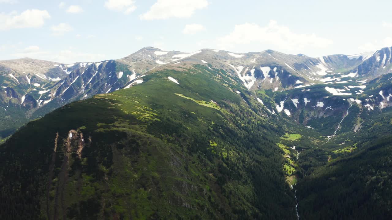 壮观的山景和徒步旅行在瑞士阿尔卑斯山的景观视频素材