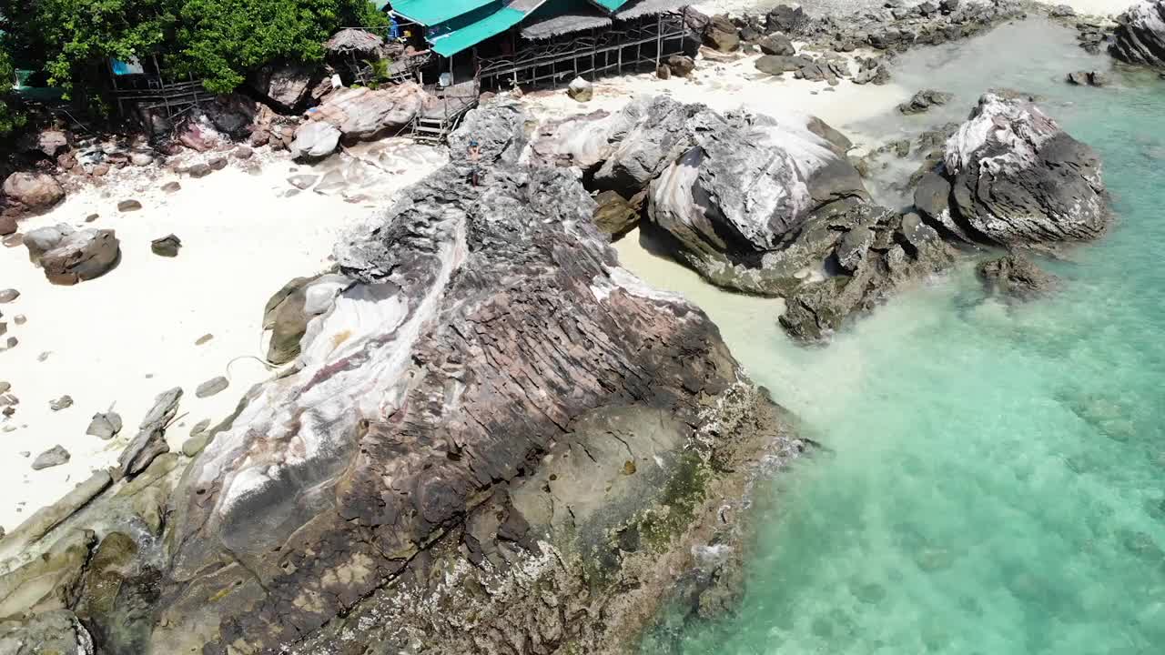 空中无人机拍摄的人们在泰国的海滩上划船视频素材