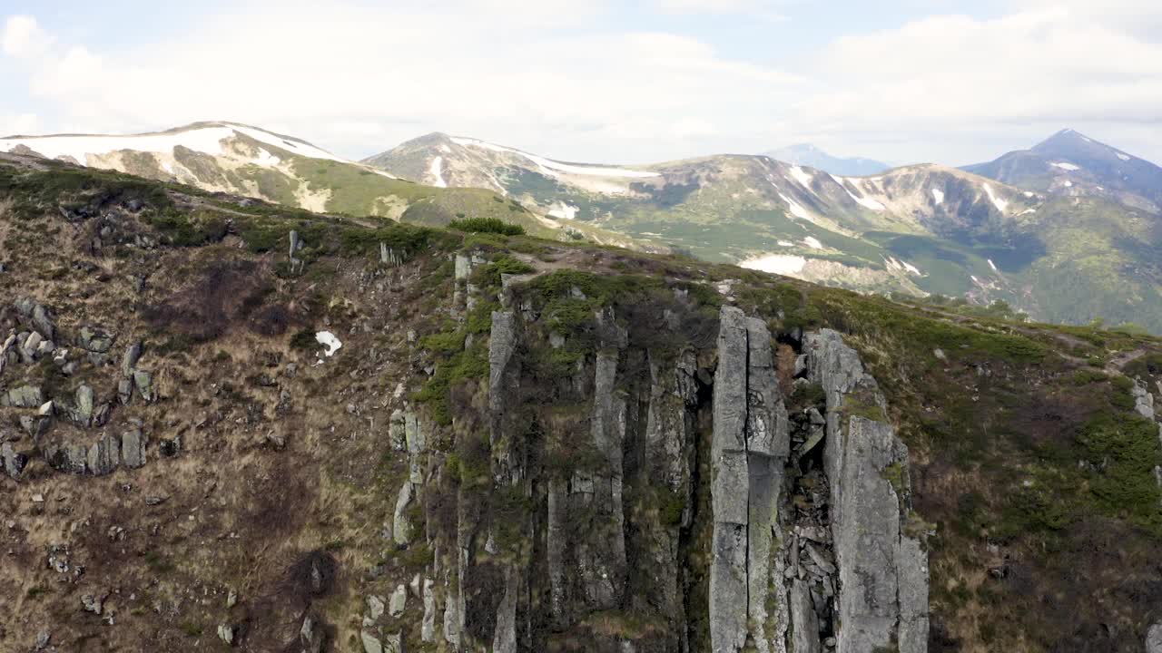 壮观的山景和徒步旅行在瑞士阿尔卑斯山的景观视频素材