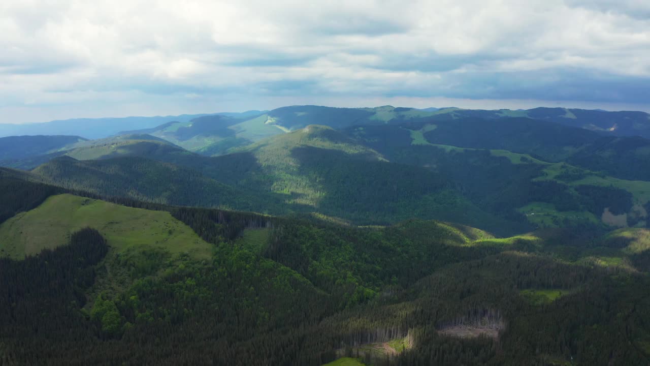 阿尔卑斯山田园诗般的山景全景鸟瞰图视频素材