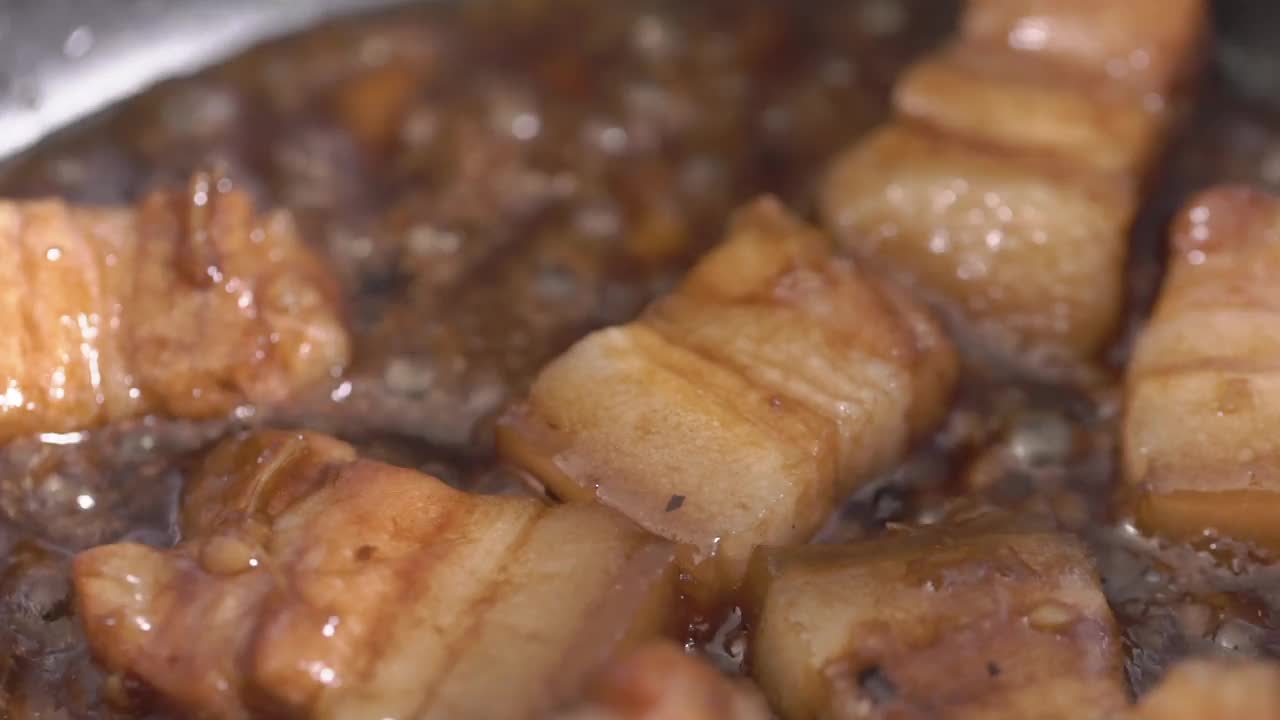 用黑胡椒，大蒜和甜酱炒猪肉块，甜酱炒猪肉视频素材