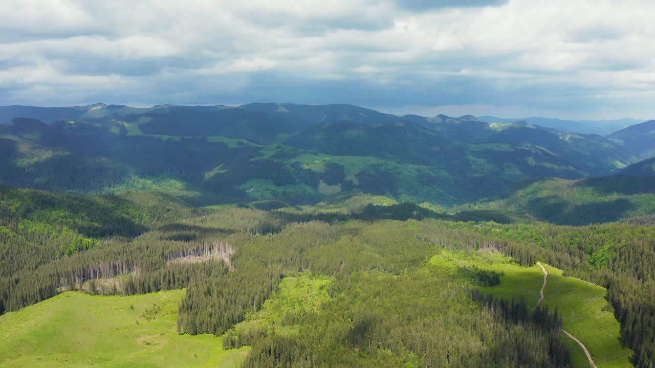 阿尔卑斯山田园诗般的山景全景鸟瞰图视频素材