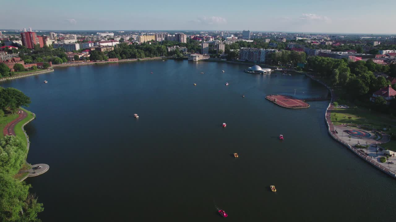 鸟瞰图。加里宁格勒湖上的夏日视频素材