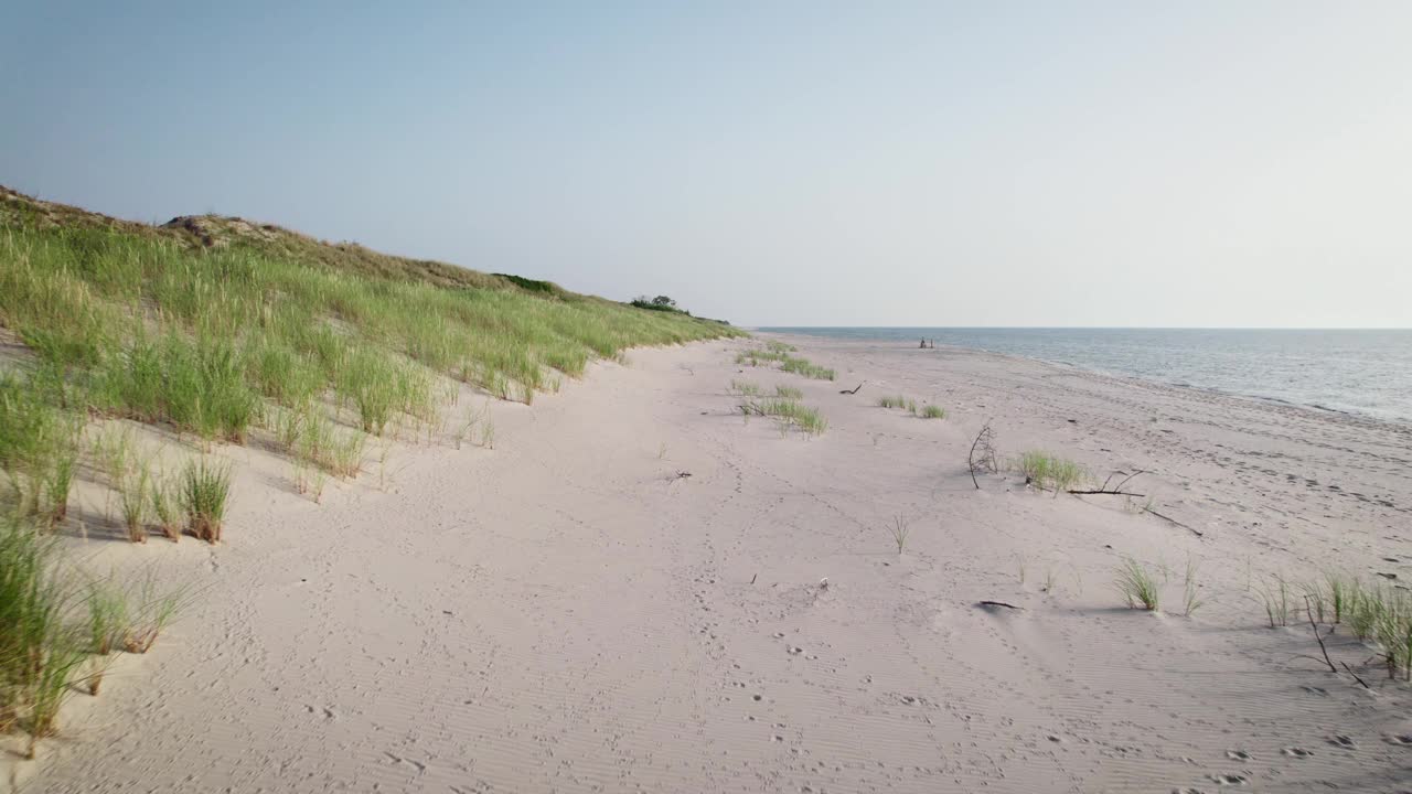 鸟瞰图。波罗的海沿岸风景如画。夏日和荒凉的海滩视频素材