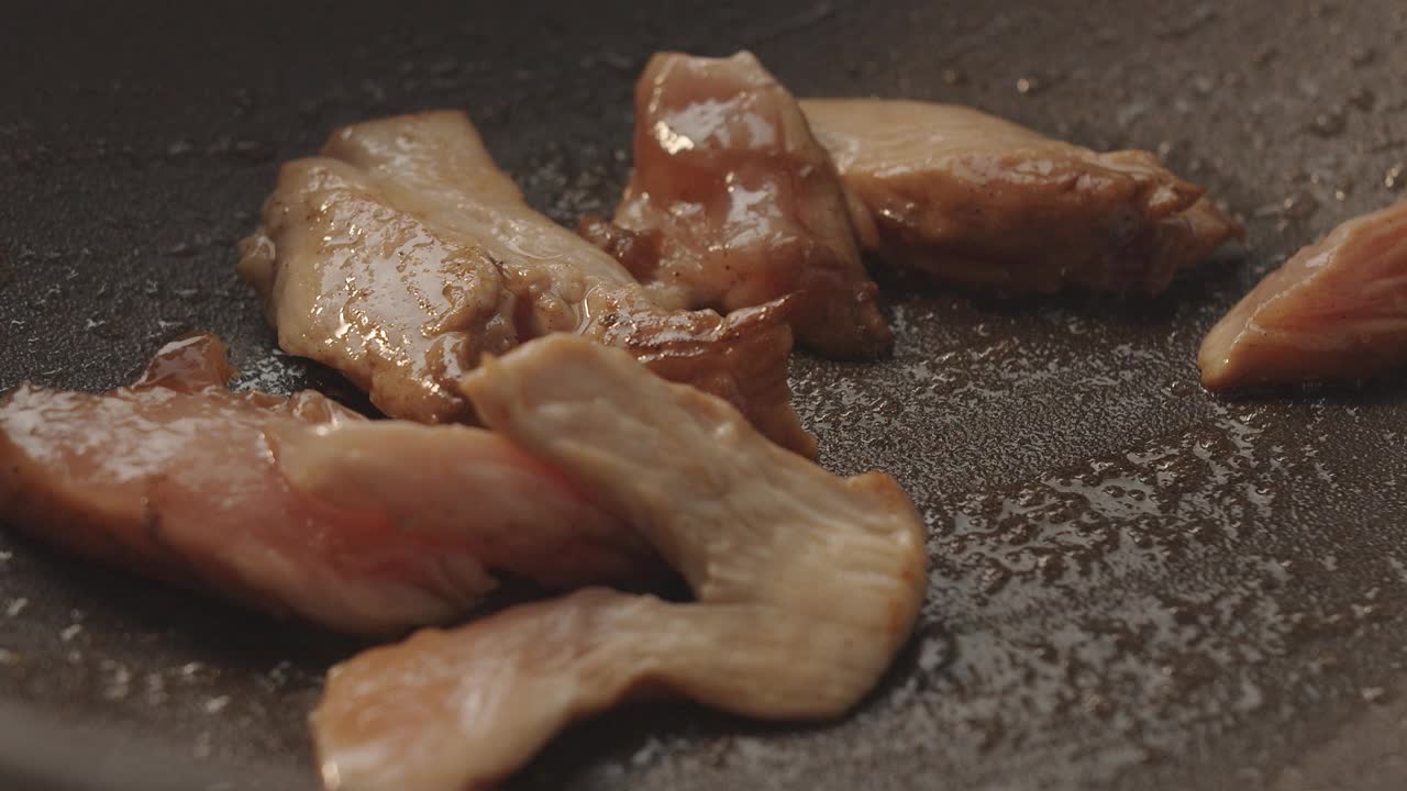 厨房里的炒锅里放着鸡、虾、姜和大蒜
中餐，越南菜，泰国菜视频素材