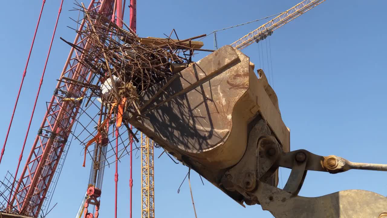 从建筑工地清除金属废料视频素材