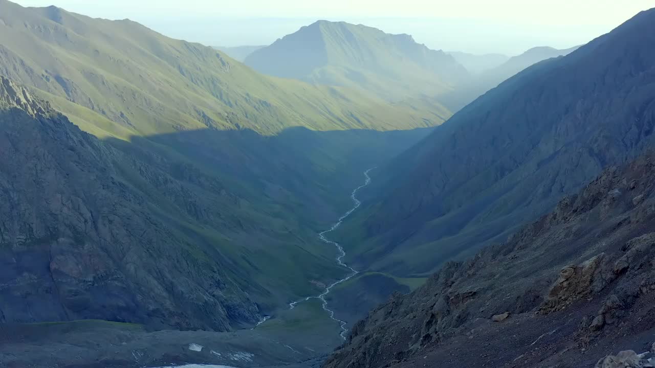 山河的源头在落基山脉之间。视频素材