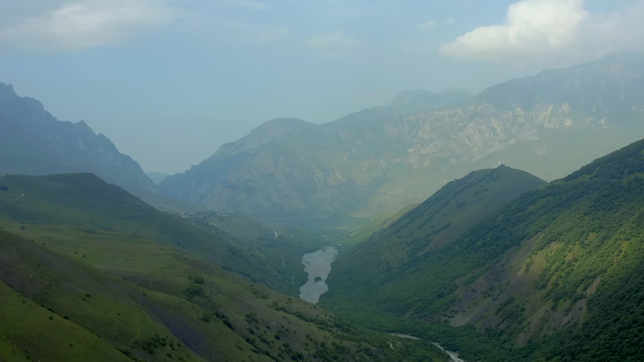 有一条河的山谷。鸟瞰图视频素材