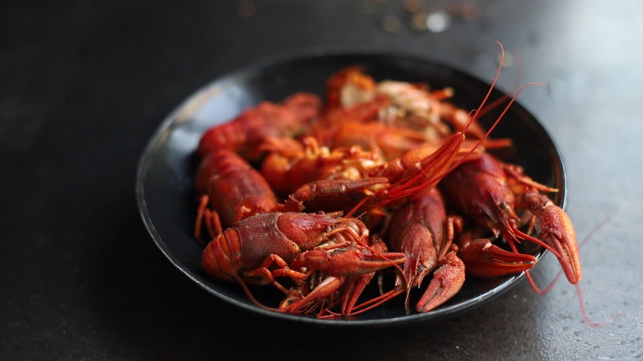 小龙虾鲜煮即食餐，桌上小吃仿太空食品背景质朴。俯视图视频素材