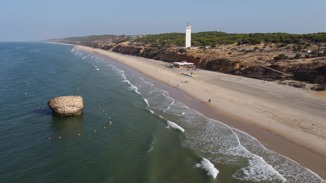 从空中俯瞰海滩和Matalascañas灯塔，Huelva(西班牙)视频素材