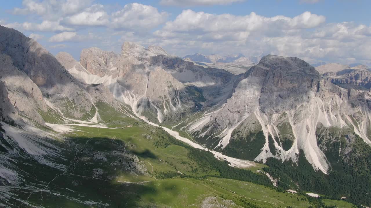 在Val Gardena地区的白云石山脉，令人惊叹的鸟瞰图，意大利，欧洲视频素材