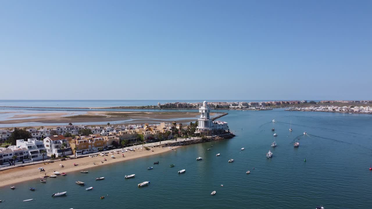 Huelva, Isla Cristina灯塔鸟瞰图(西班牙)视频素材