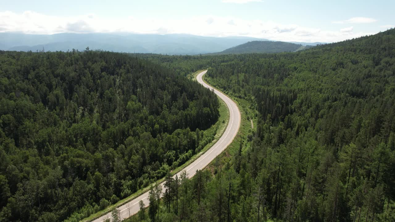 西西伯利亚针叶林生态区蜿蜒的道路视频素材