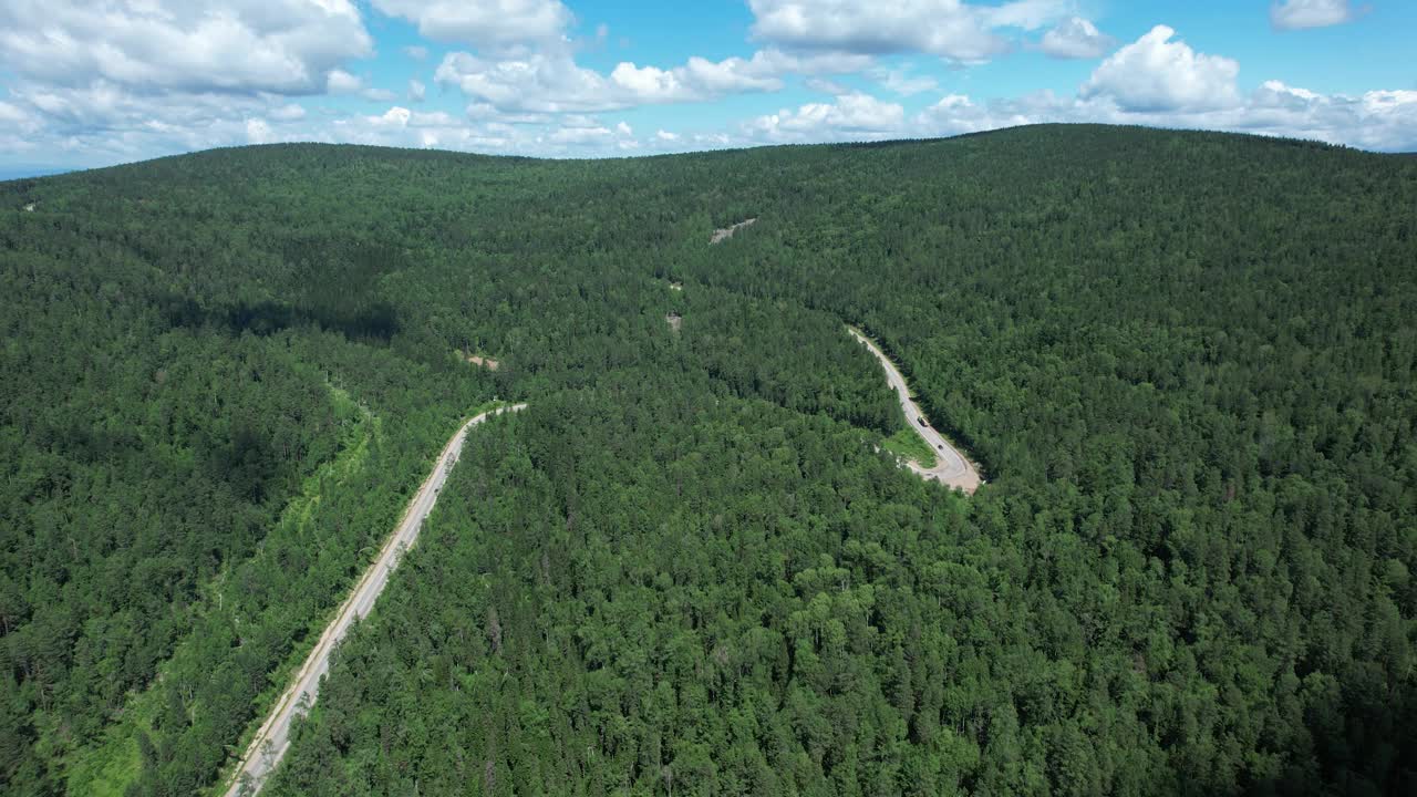 西西伯利亚针叶林生态区蜿蜒的道路视频素材