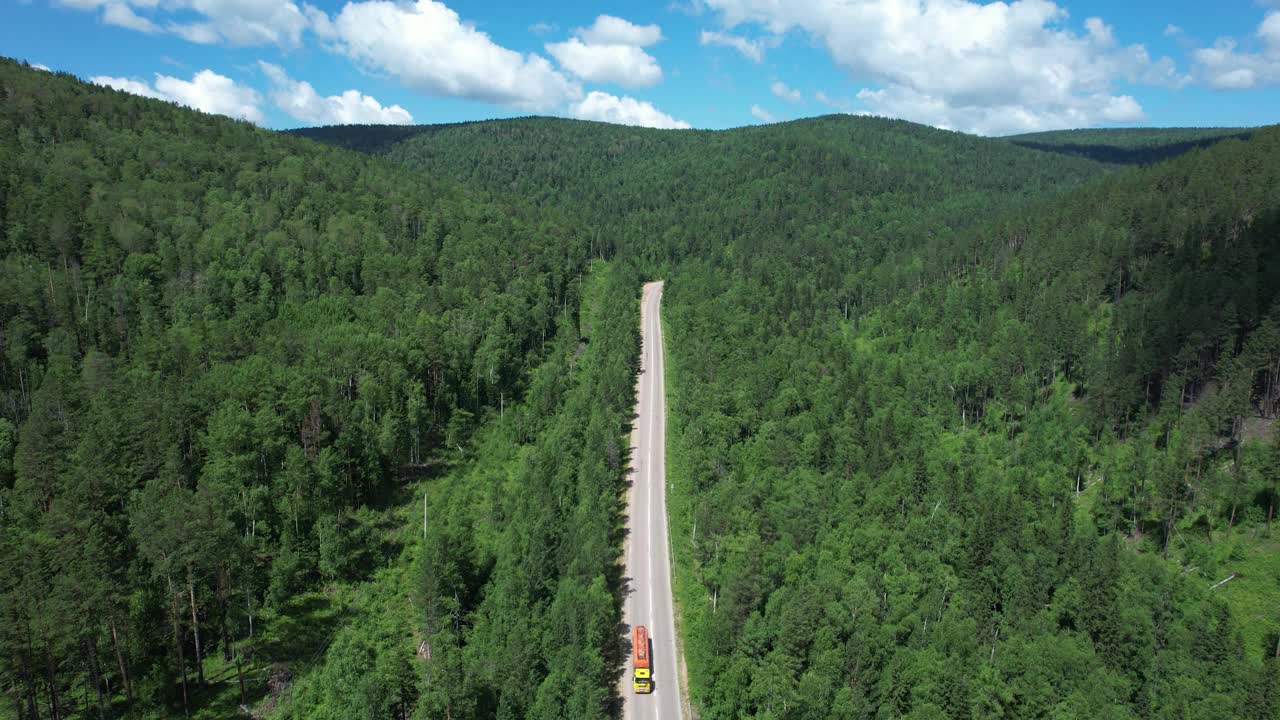 西西伯利亚针叶林生态区蜿蜒的道路视频素材