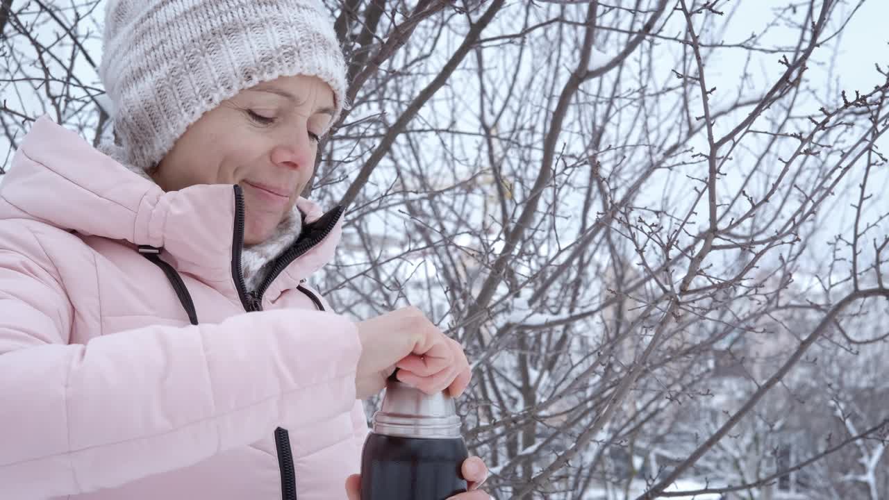 在户外用保温瓶喝热茶。视频素材