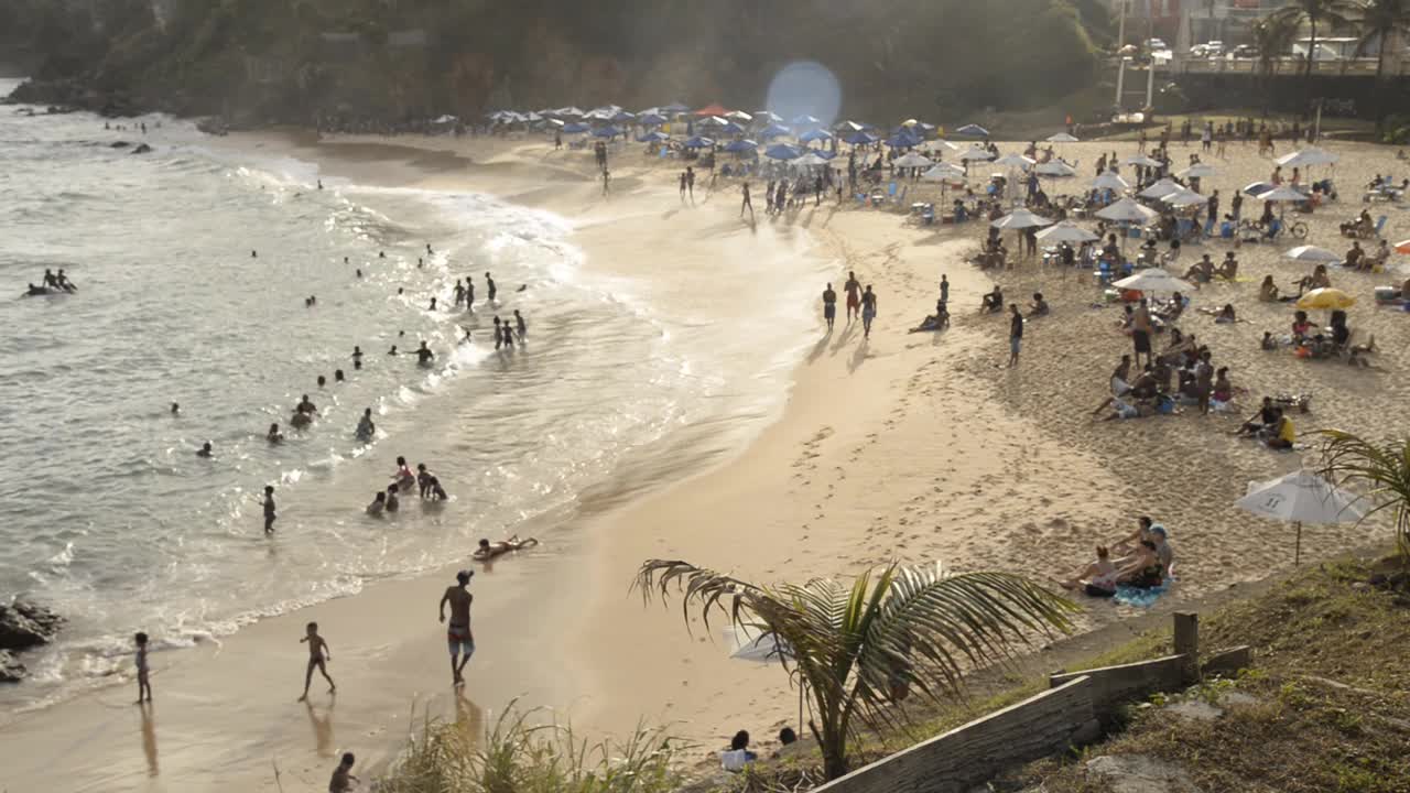 人们在繁忙的PaciÃªncia海滩的里约热内卢Vermelho附近的海浪中跳跃。视频下载