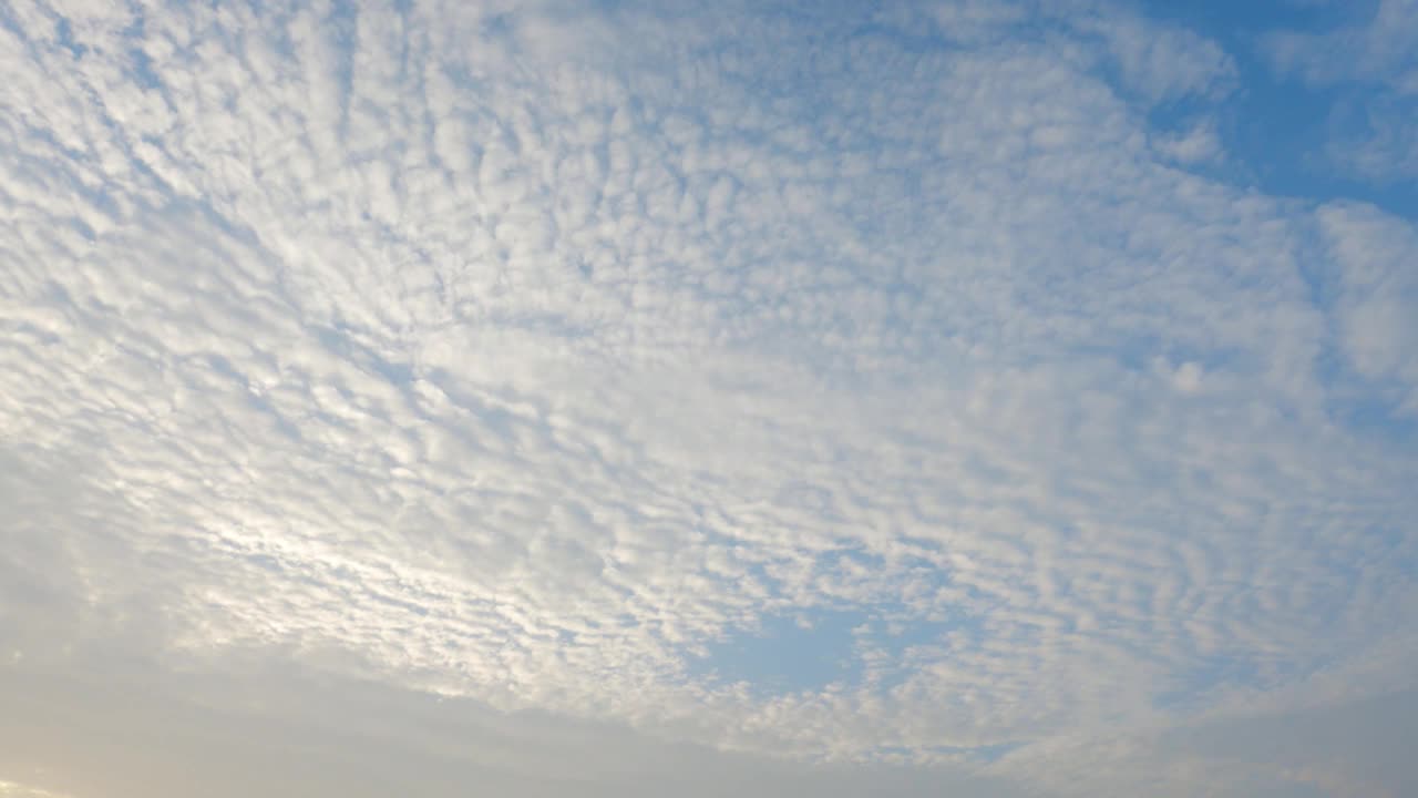 时光流逝，美丽的蓝天与白云为背景。天空的云视频素材