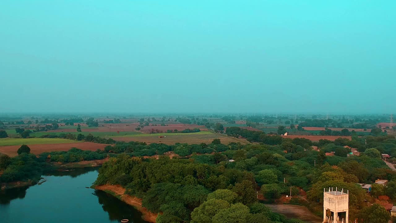 美丽的河流鸟瞰图的背景田野透过红旗在高清视频素材