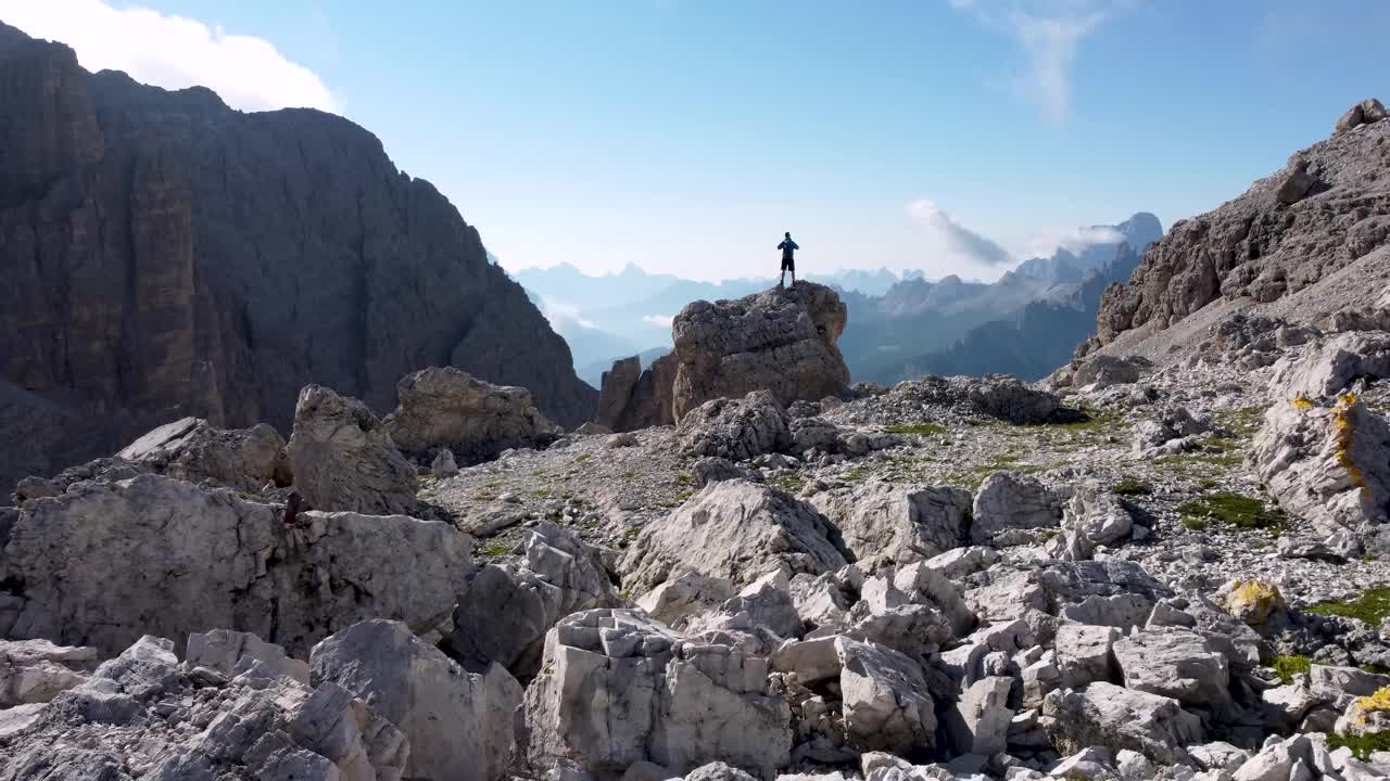 徒步旅行者在高高的白云石山上欣赏风景视频素材