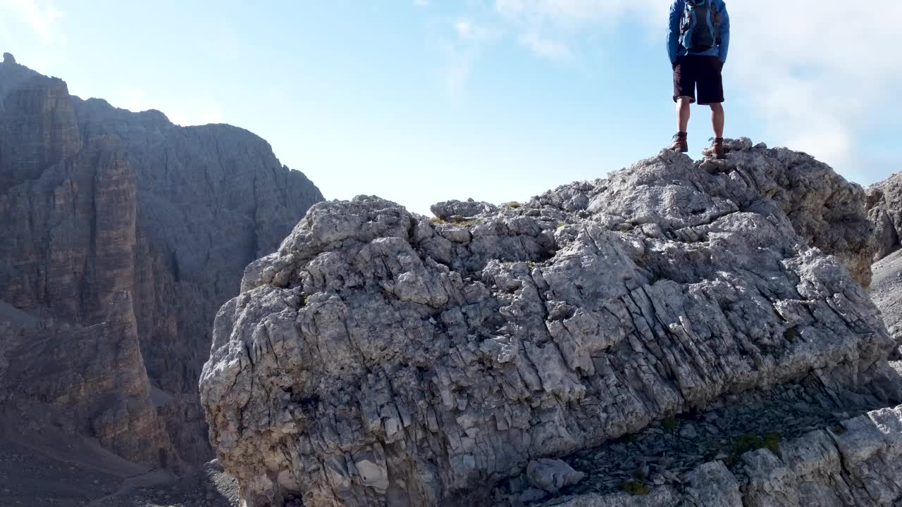 在高山上欣赏风景的徒步旅行者视频素材