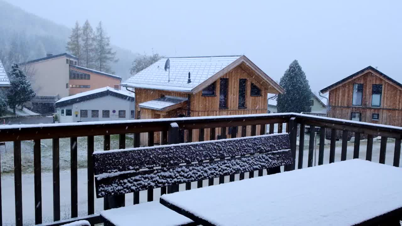 下雪的高山村庄的木屋。下雪的景色视频素材