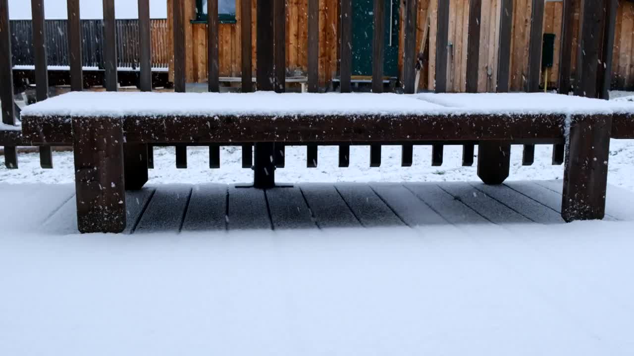 高山村庄的降雪。雪在慢慢地下着视频素材