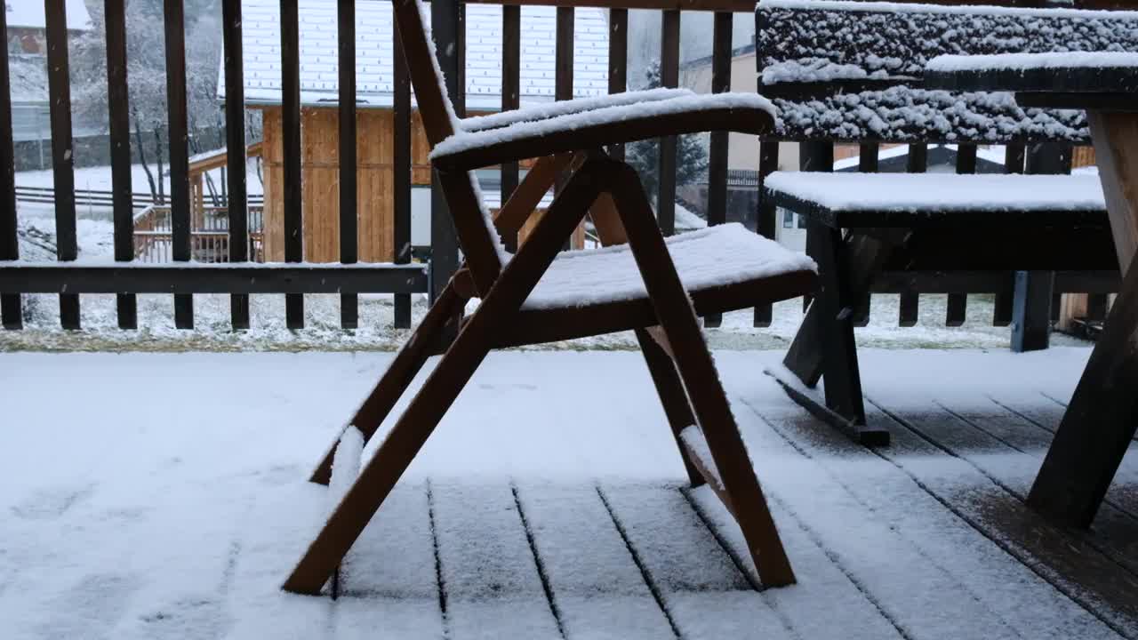 冬天的季节。降雪。慢慢飘落的雪花视频素材