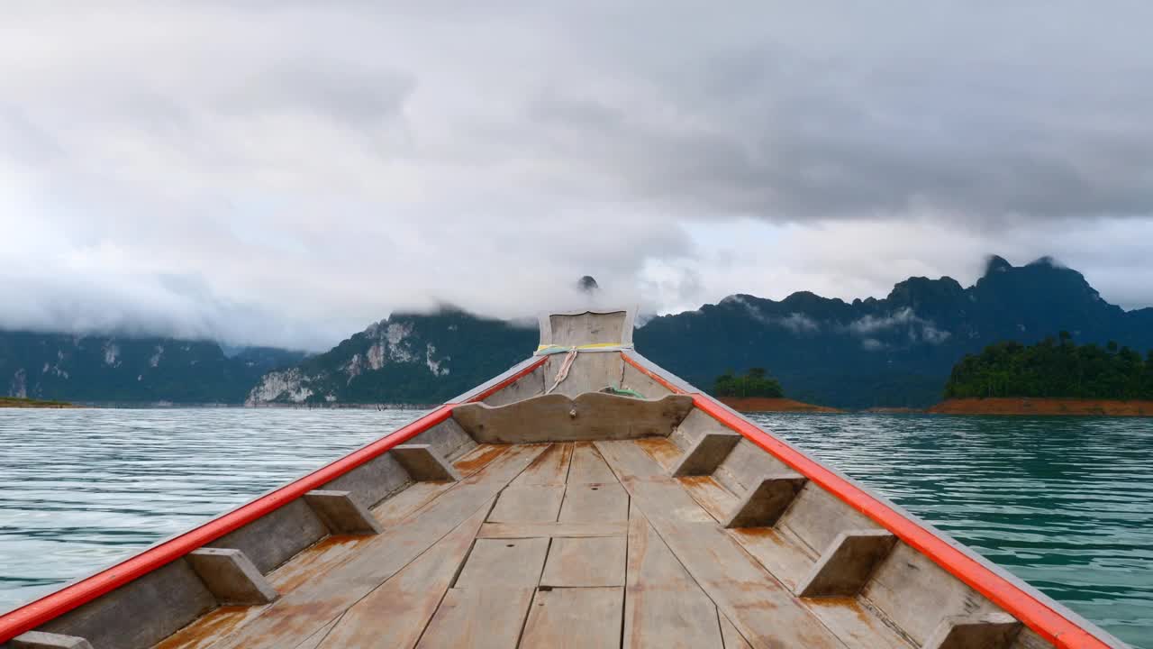 木船在晨雾中的石灰岩山脉中航行视频素材