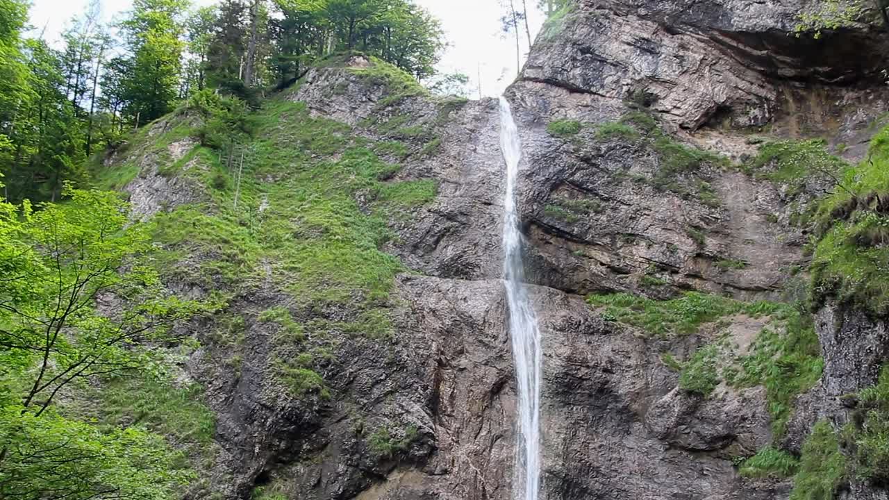 著名的80米高的Nixenfall瀑布在奥地利阿尔卑斯山附近的城市Weissenbach视频素材