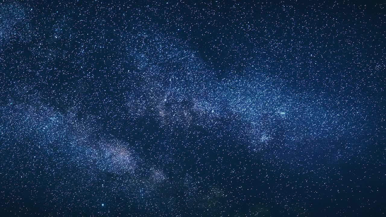 星光闪耀的夜空。星空与银河的明亮辉光。自然环境背景。蓝色的颜色视频素材