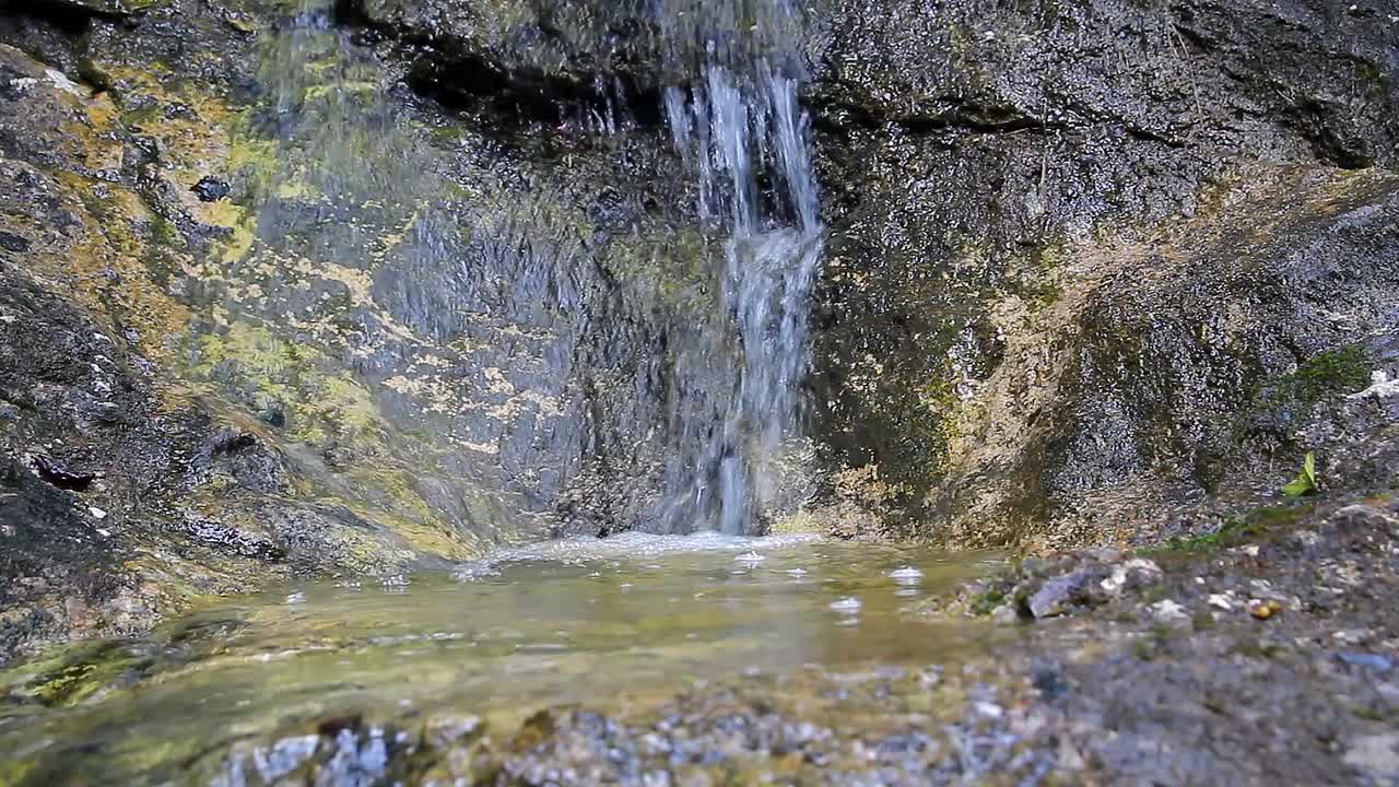 小瀑布在奥地利阿尔卑斯山脉的大石上，克劳斯巴赫河，阿特湖附近的山谷视频素材