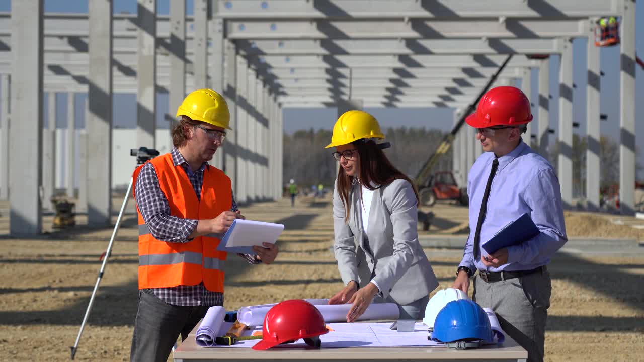 女建筑师在建筑工地与建筑工人签署文件并握手视频素材