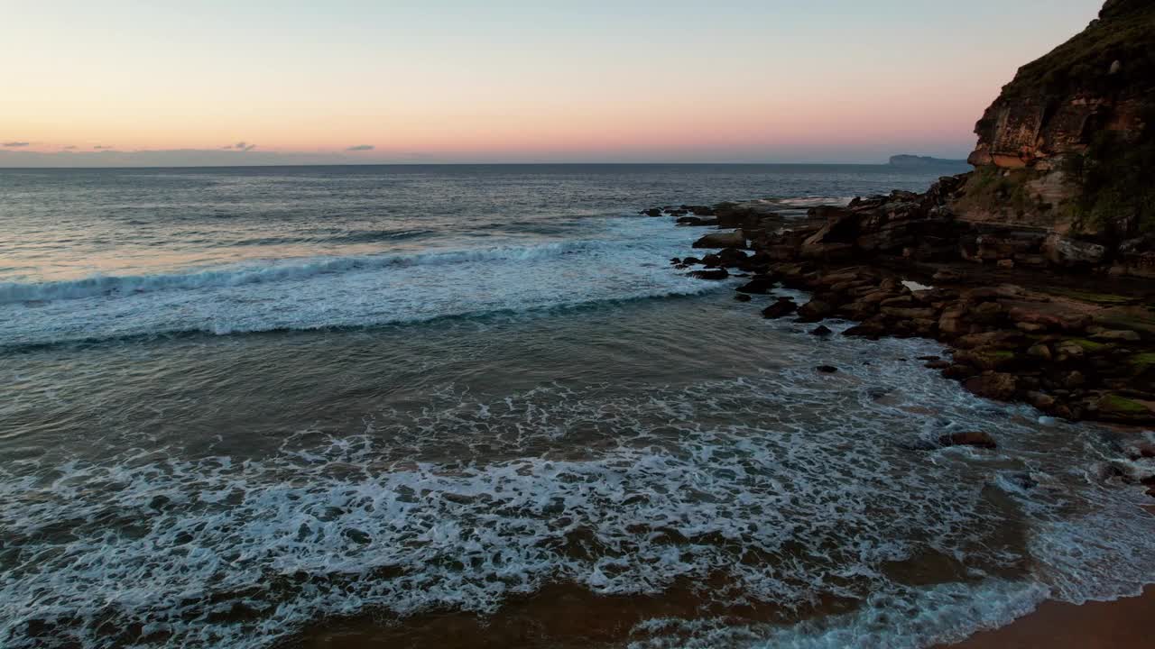 天空晴朗，海面上的空中日出视频素材