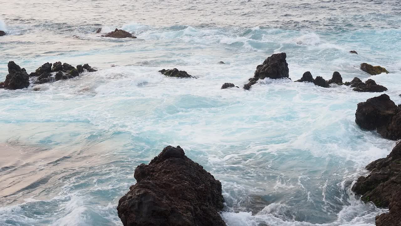 海浪撞击火山岩的海岸景观。视频素材