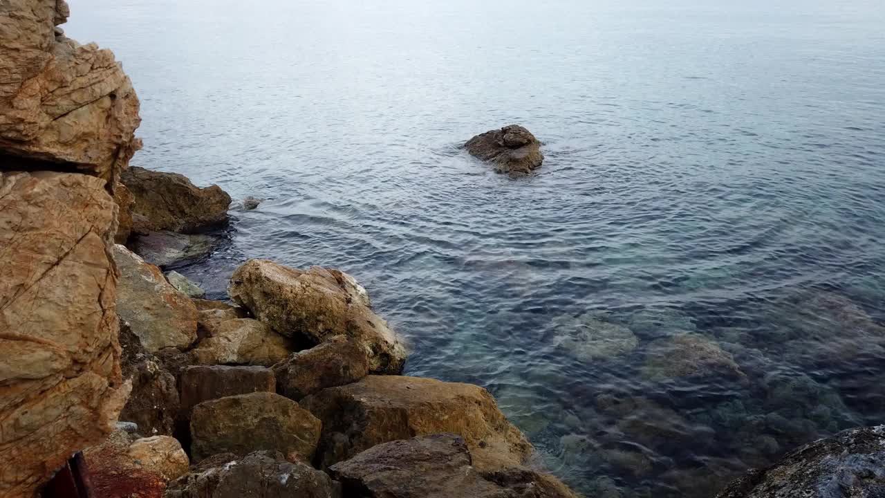 夏天清澈的大海和岸边的波浪视频素材